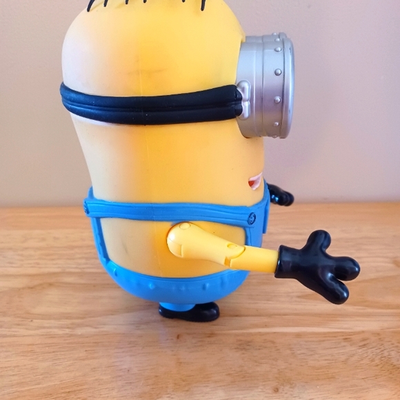 Despicable Me Minion Interactive Talking Action Figure DAVE - Picture 3 of 7